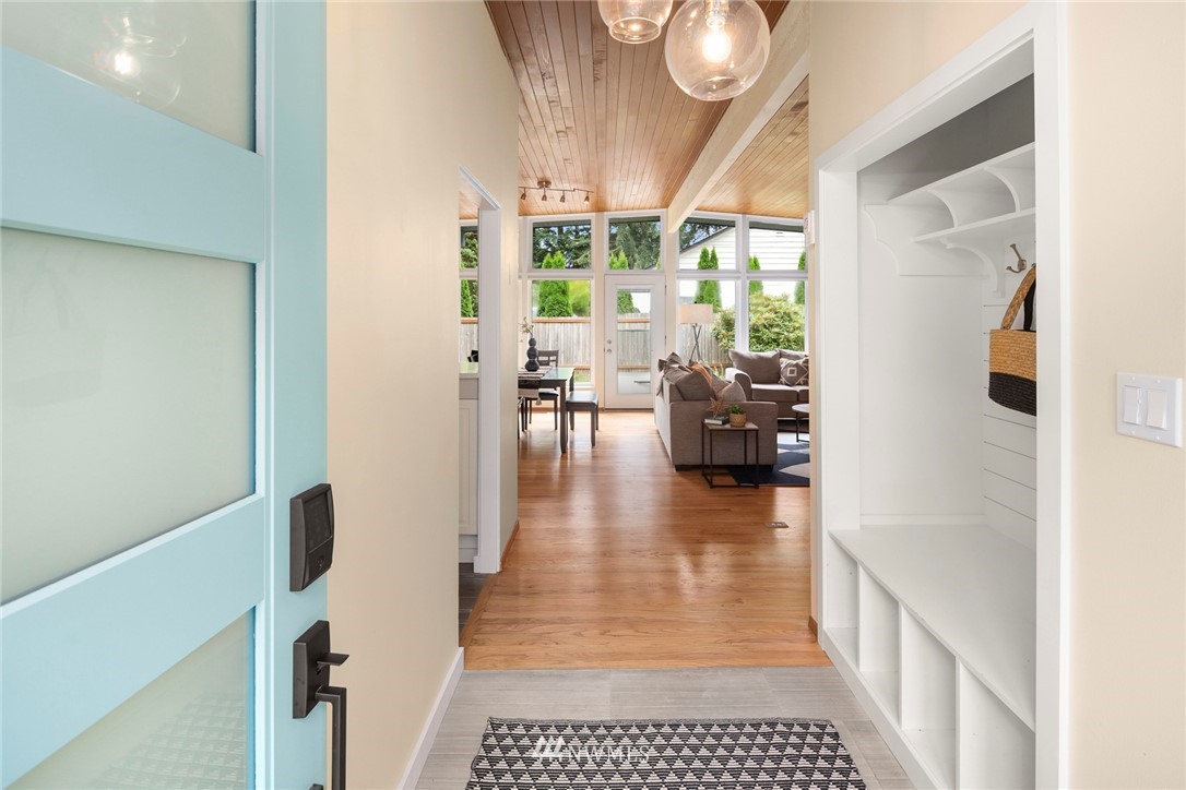 8516 215th Street Southwest Edmonds, WA 98026 - Photo 2 of 29 Gallery Image 2