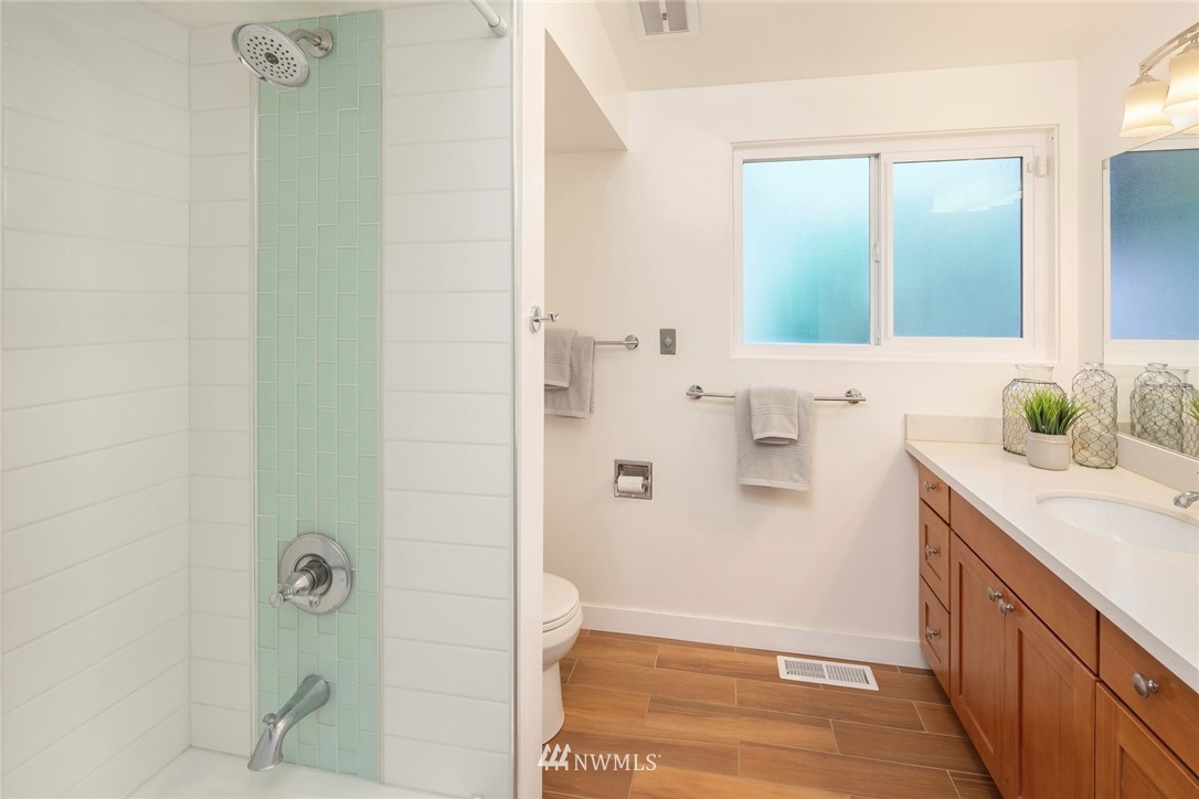 8516 215th Street Southwest Edmonds, WA 98026 - Photo 14 of 29 Gallery Image 14