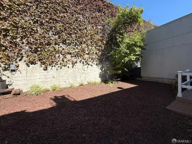 a view of back yard of the house
