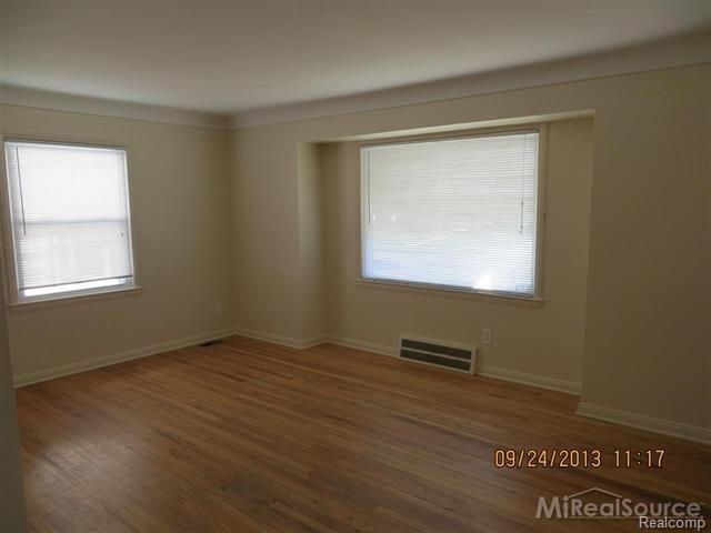 25831 Fortuna Street Roseville, MI 48066 - Photo 17 of 17 living.JPG