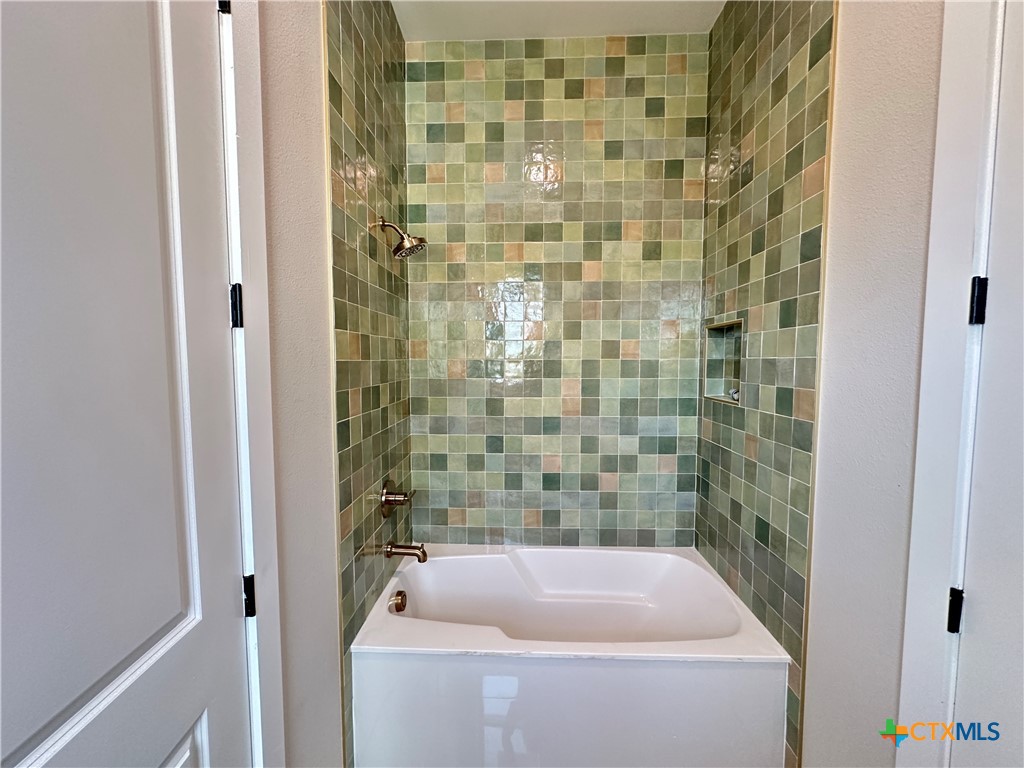 418 Dos Rios Drive Belton, TX 76513 - Photo 19 of 41 a bathroom with a shower