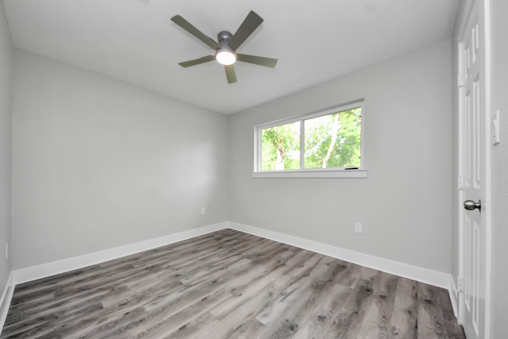 15318 Corsair Road Houston, TX 77053 - Photo 10 of 23 an empty room with wooden floor and windows