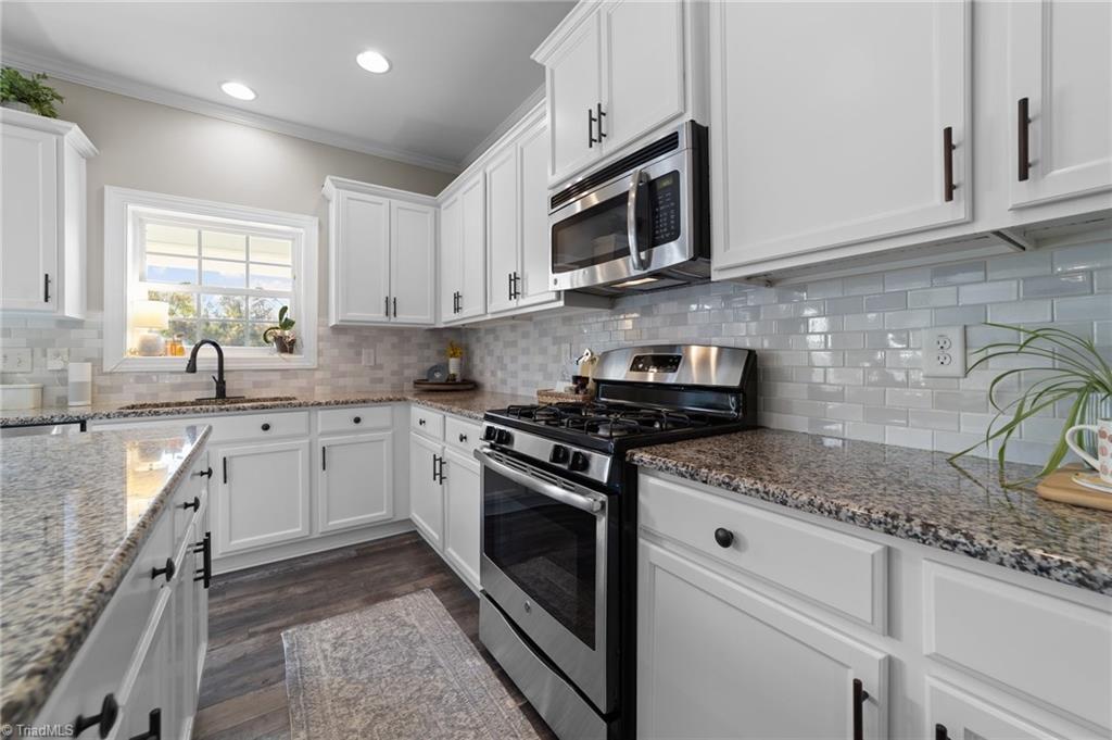 2358 Birch View Drive High Point, NC 27265 - Photo 6 of 31 Kitchen