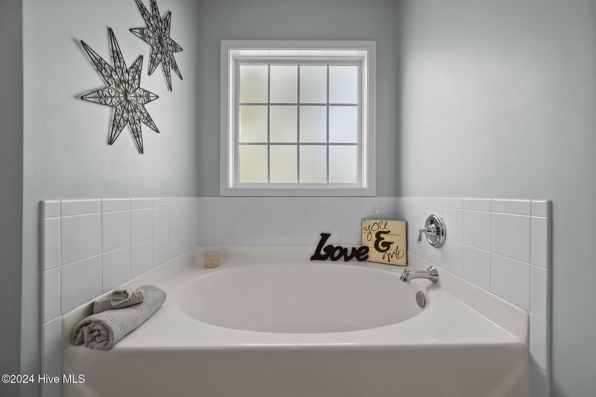 110 Roughleaf Trail Hampstead, NC 28443 - Photo 25 of 52 Master Tub