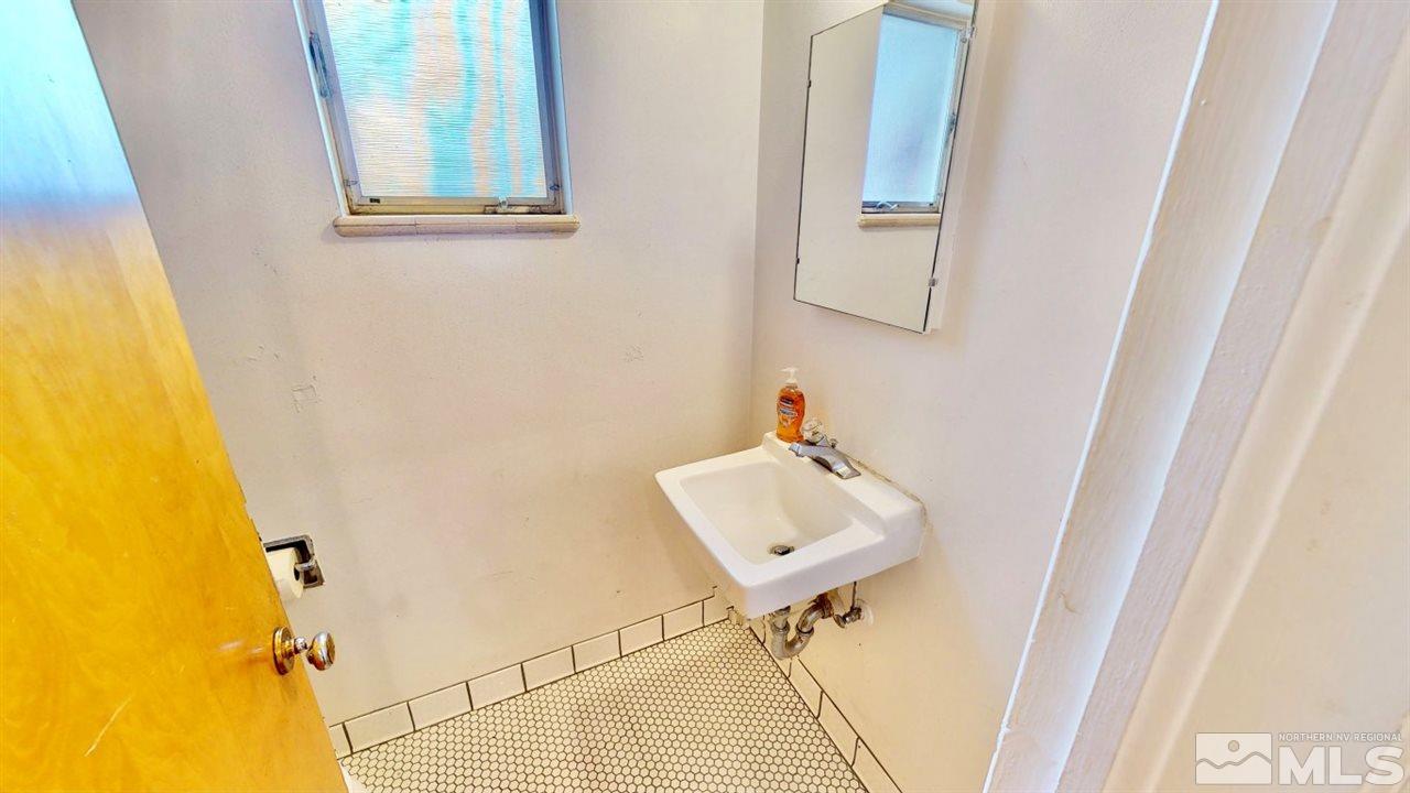 795 Thoma Street Reno, NV 89502 - Photo 20 of 40 a bathroom with a sink and a mirror