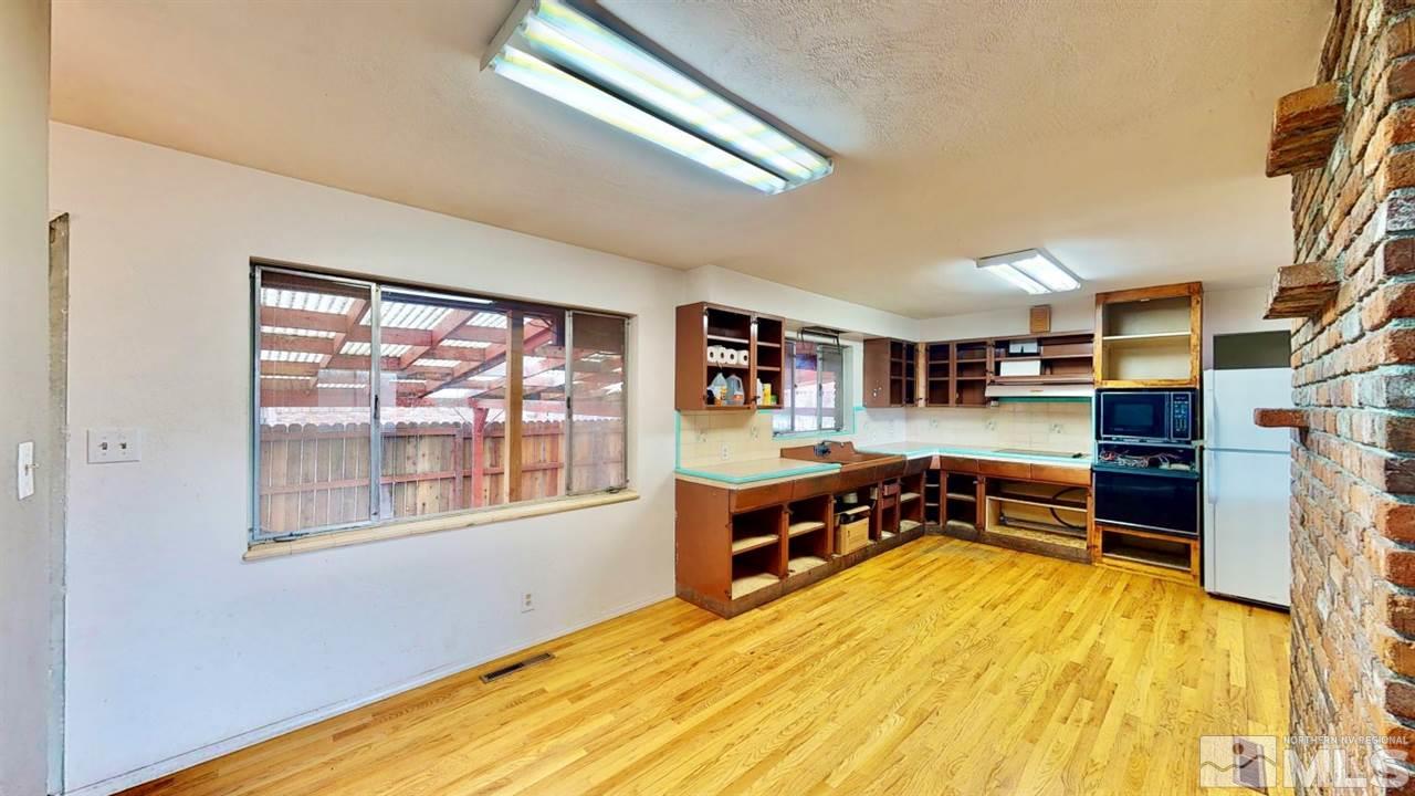 795 Thoma Street Reno, NV 89502 - Photo 6 of 40 a room with furniture and a window