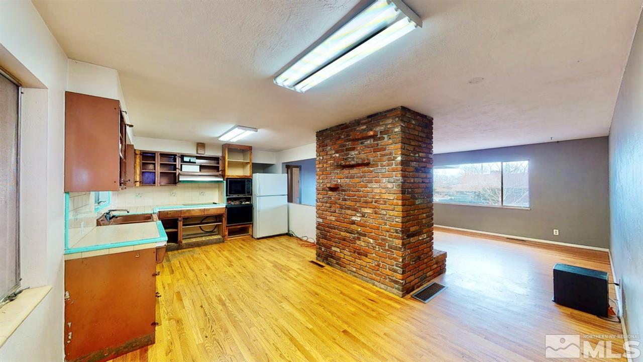 795 Thoma Street Reno, NV 89502 - Photo 9 of 40 a living room with furniture and a flat screen tv