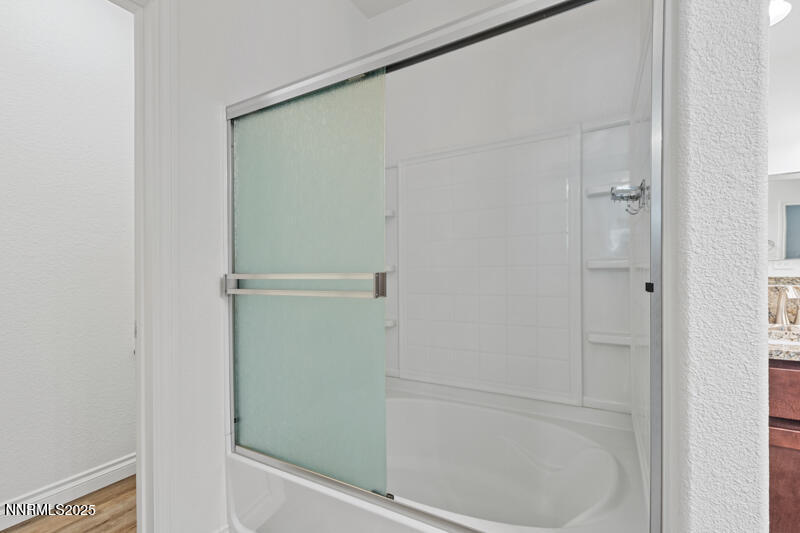 18697 Ginny Crk Court Reno, NV 89508 - Photo 15 of 23 a bathroom with a bathtub