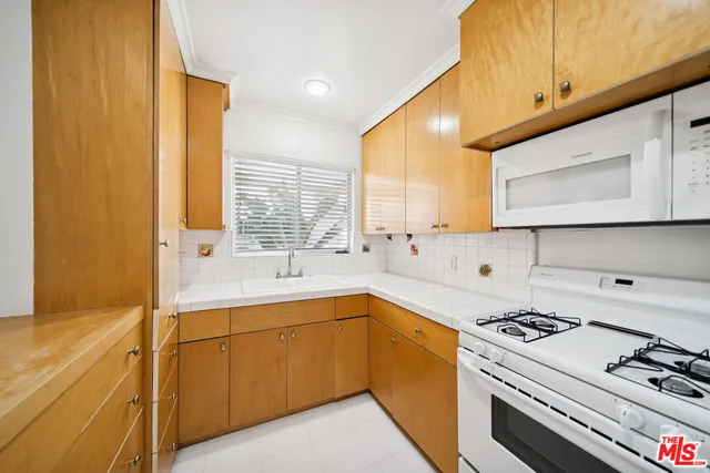 $1,995 | 8442 Blackburn Avenue, Unit 8, Los Angeles, CA 90048