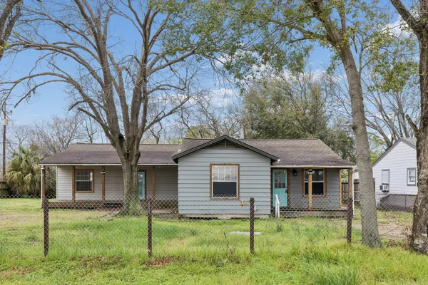 $1,800 | 2326 28th Avenue North, Texas City, TX 77590