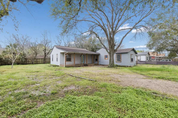 $1,800 | 2326 28th Avenue North, Texas City, TX 77590