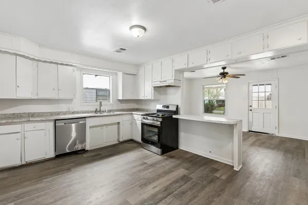$1,800 | 2326 28th Avenue North, Texas City, TX 77590