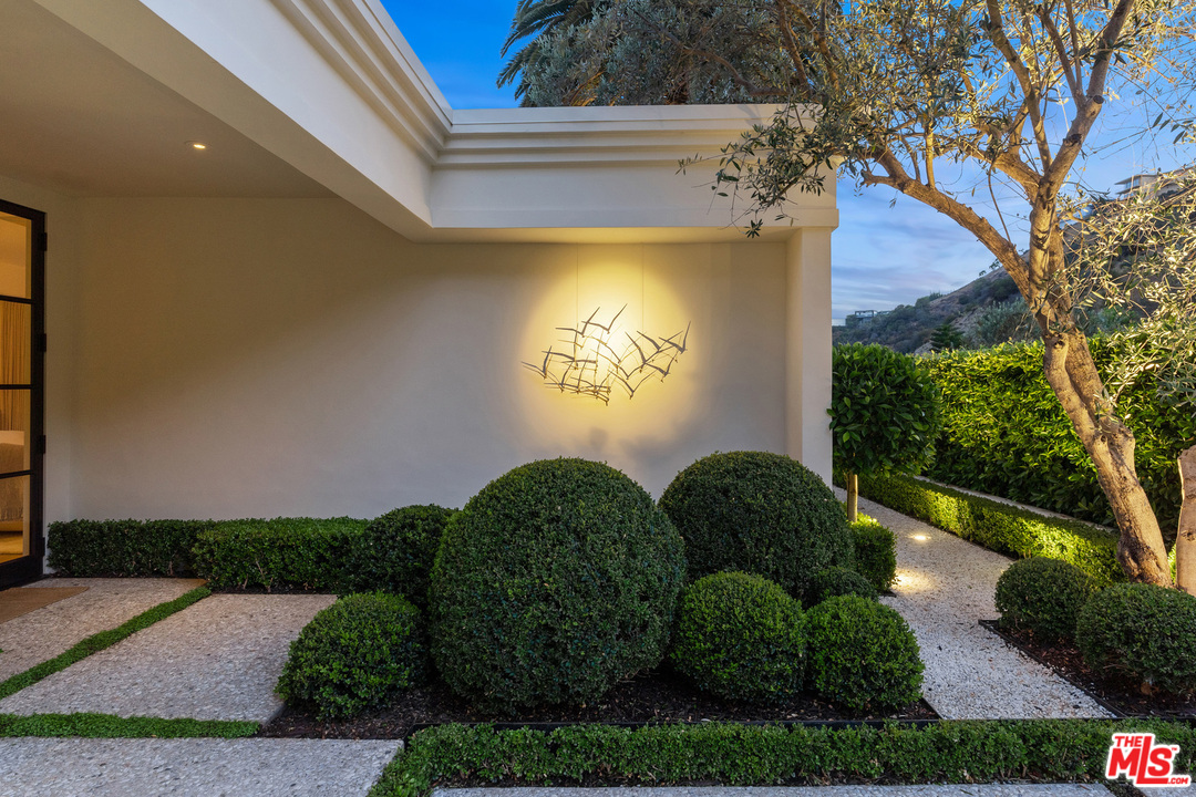 1680 Rising Glen Road Los Angeles, CA 90069 - Photo 19 of 30