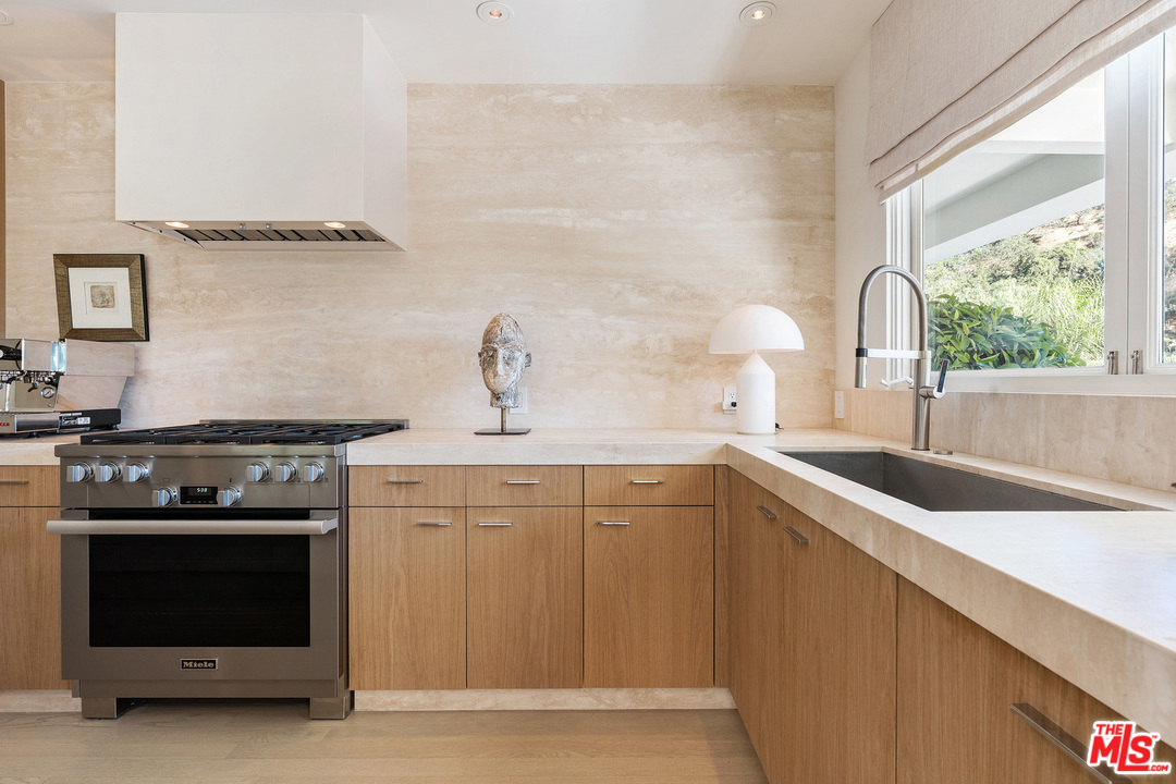 1680 Rising Glen Road Los Angeles, CA 90069 - Photo 10 of 30