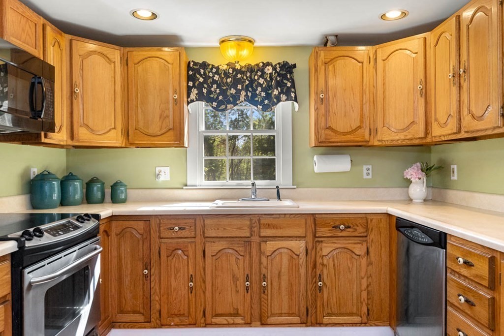 76 Warren Street Georgetown, MA 01833 - Photo 15 of 42 Gallery Image 15