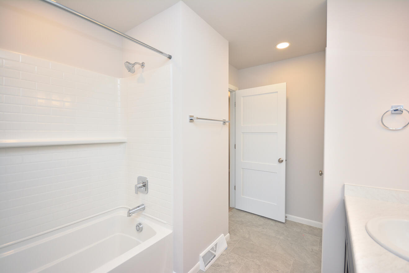 1007 Elderberry Road Oconomowoc, WI 53066 - Photo 15 of 30 77 ARWT (6)