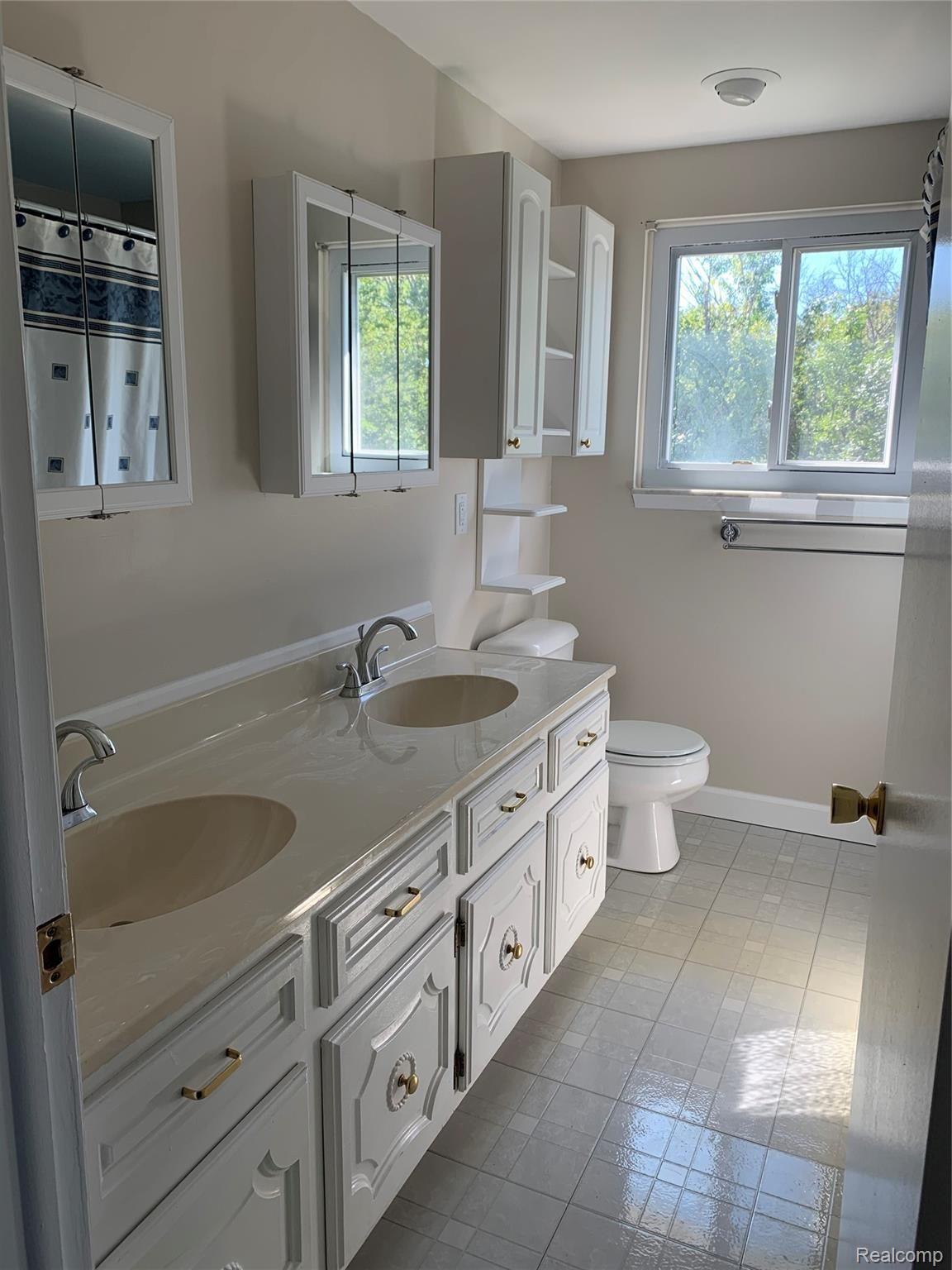 42425 Hanford Road Canton, MI 48187 - Photo 19 of 22 19FullBathroom.jpg