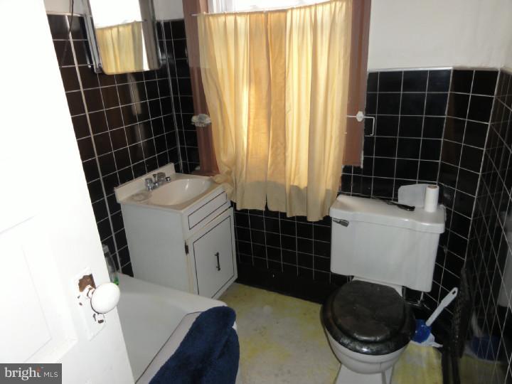 306 West Ritner Street Philadelphia, PA 19148 - Photo 10 of 11 Bathroom