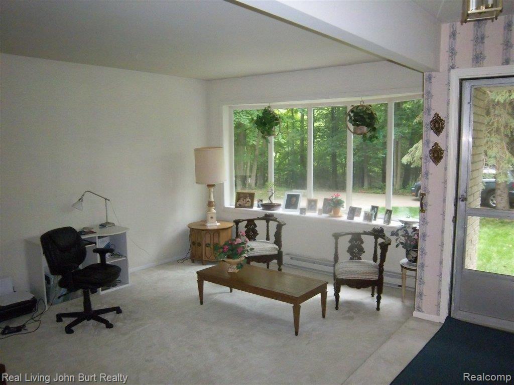 1040 Barr Road Oxford, MI 48370 - Photo 5 of 14 Living Room