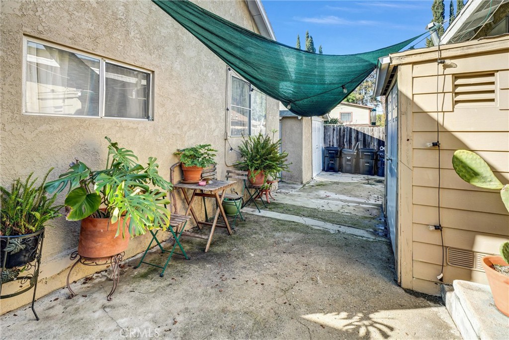 4816 Stratford Road Los Angeles, CA 90042 - Photo 19 of 20 a backyard of a house with table and chairs