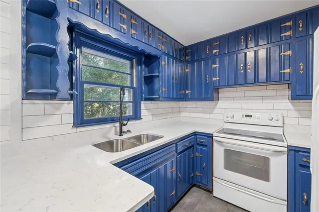 a view of a house with backyard and garden