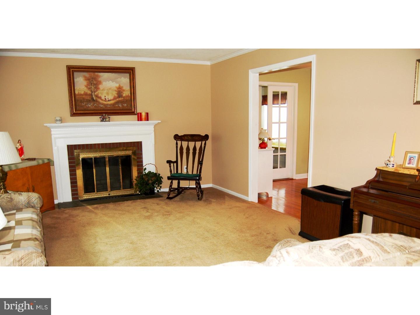 77 Woodhill Road Newtown, PA 18940 - Photo 3 of 23 Living Room