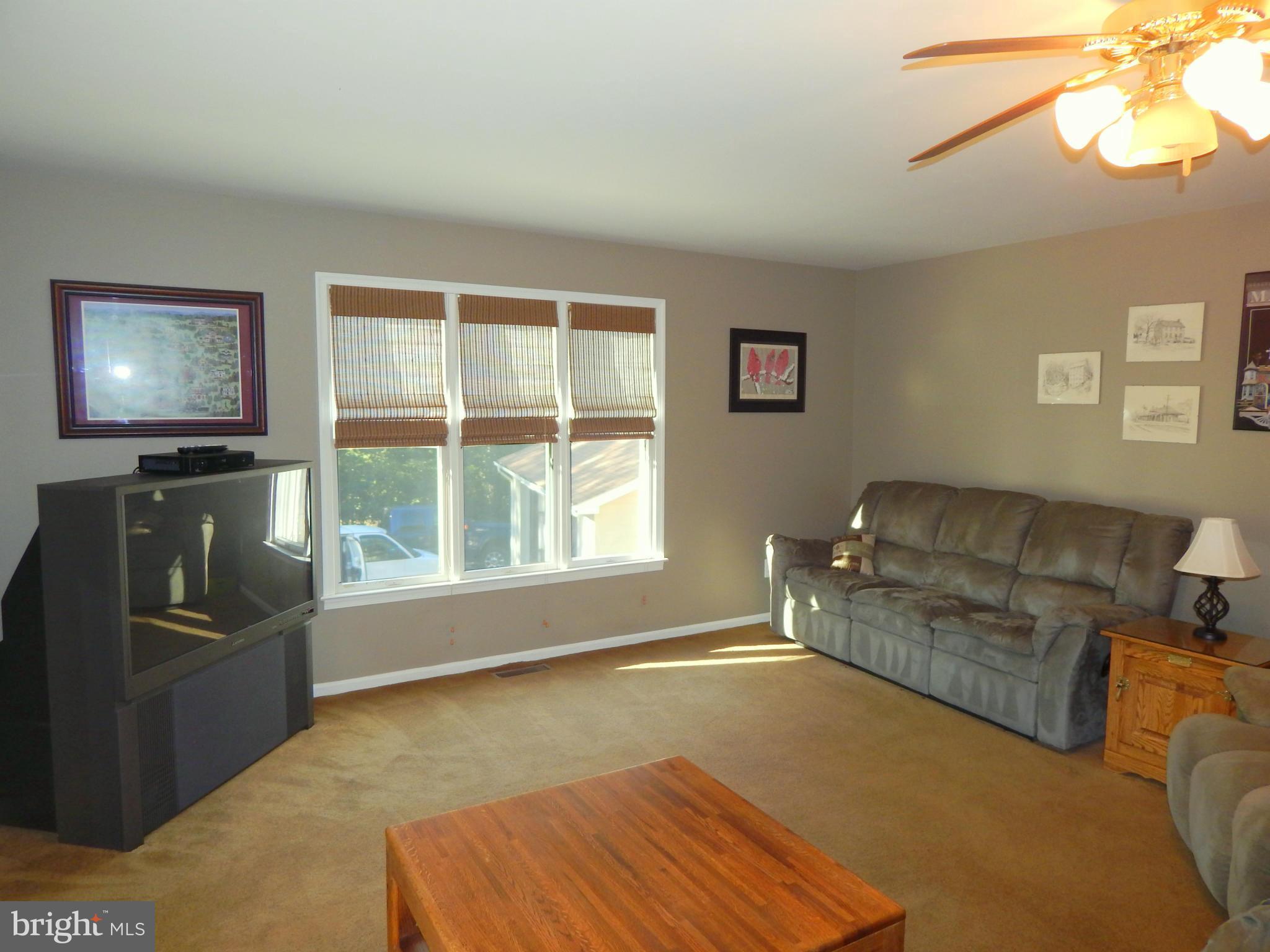 8246 Sinclair Mill Road Manassas, VA 20112 - Photo 3 of 30 Living Room