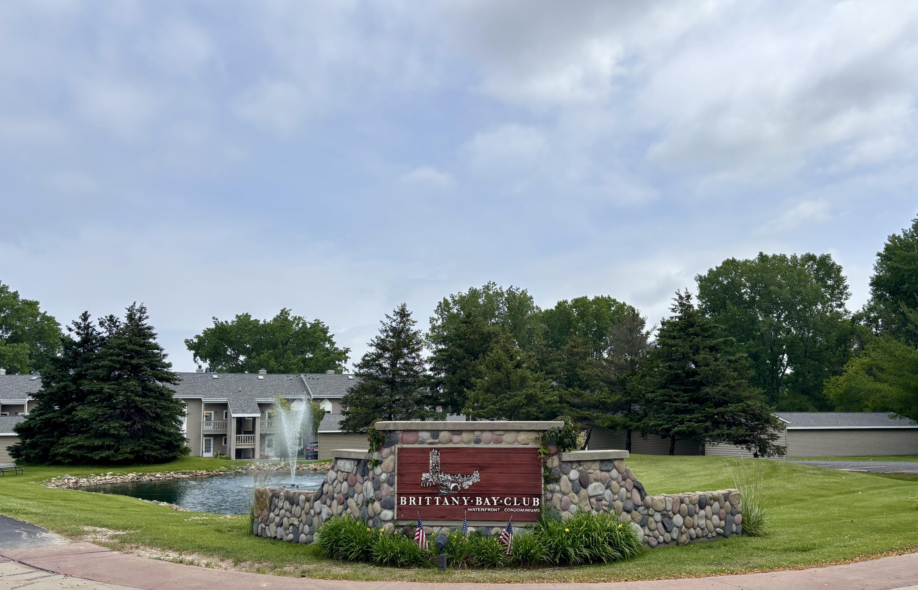 717 East Lakeview Road, Unit 8 Juneau, WI 53039 - Photo 2 of 33 IMG_7907