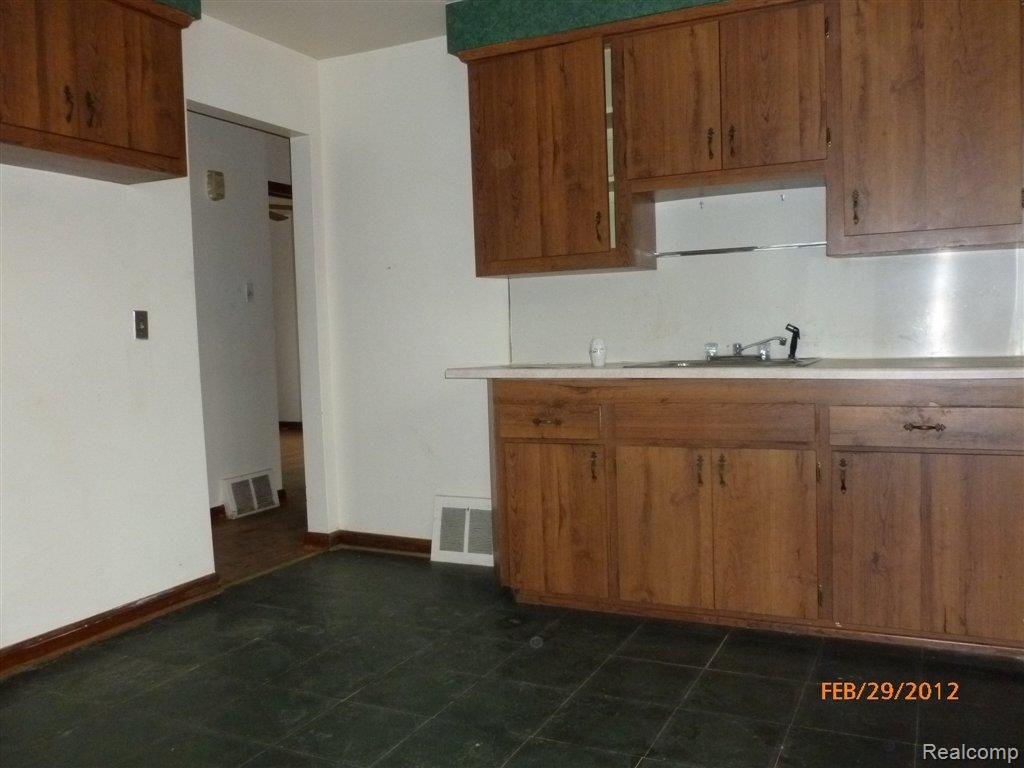 8499 Fielding Street Detroit, MI 48228 - Photo 2 of 11 KITCHEN.JPG