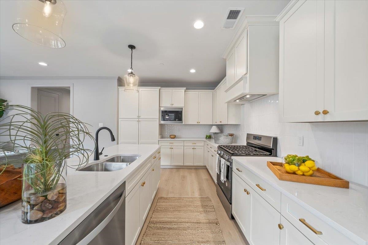 926 Aldwick Drive Collierville, TN 38017 - Photo 17 of 39 a kitchen with kitchen island granite countertop a sink stainless steel appliances and cabinets