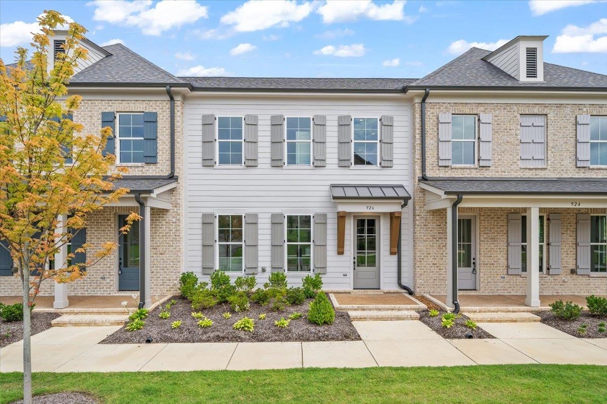 926 Aldwick Drive Collierville, TN 38017 - Photo 2 of 39 front view of a house with a yard
