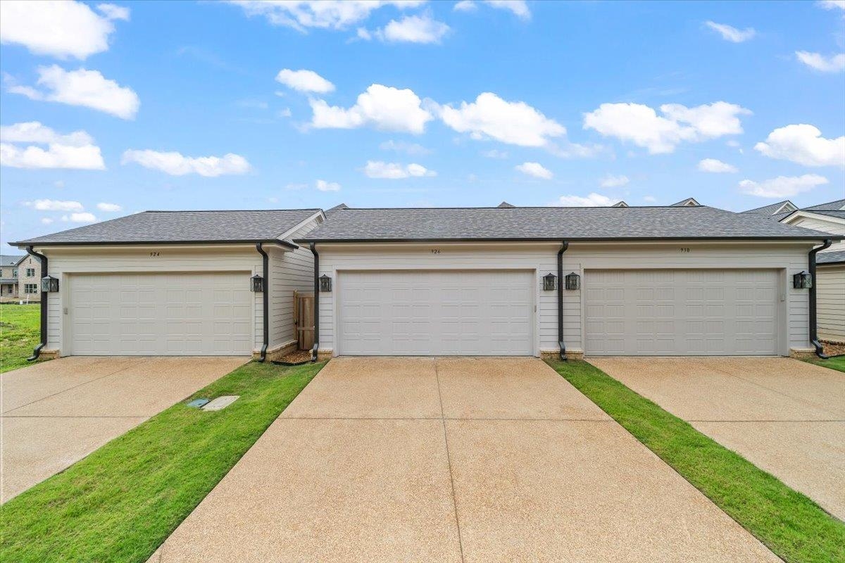 926 Aldwick Drive Collierville, TN 38017 - Photo 28 of 39 a front view of house with yard and garage