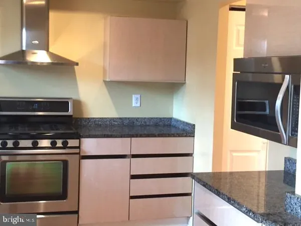 $2,700 | 14886 Lambeth Square, Centreville, VA 20120