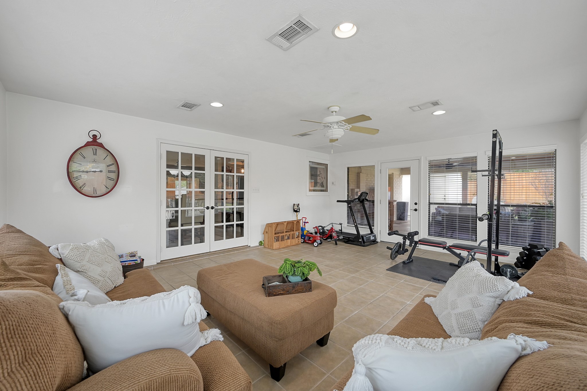 8 Cambridge Road Conroe, TX 77304 - Photo 20 of 44 a living room with furniture and a large window