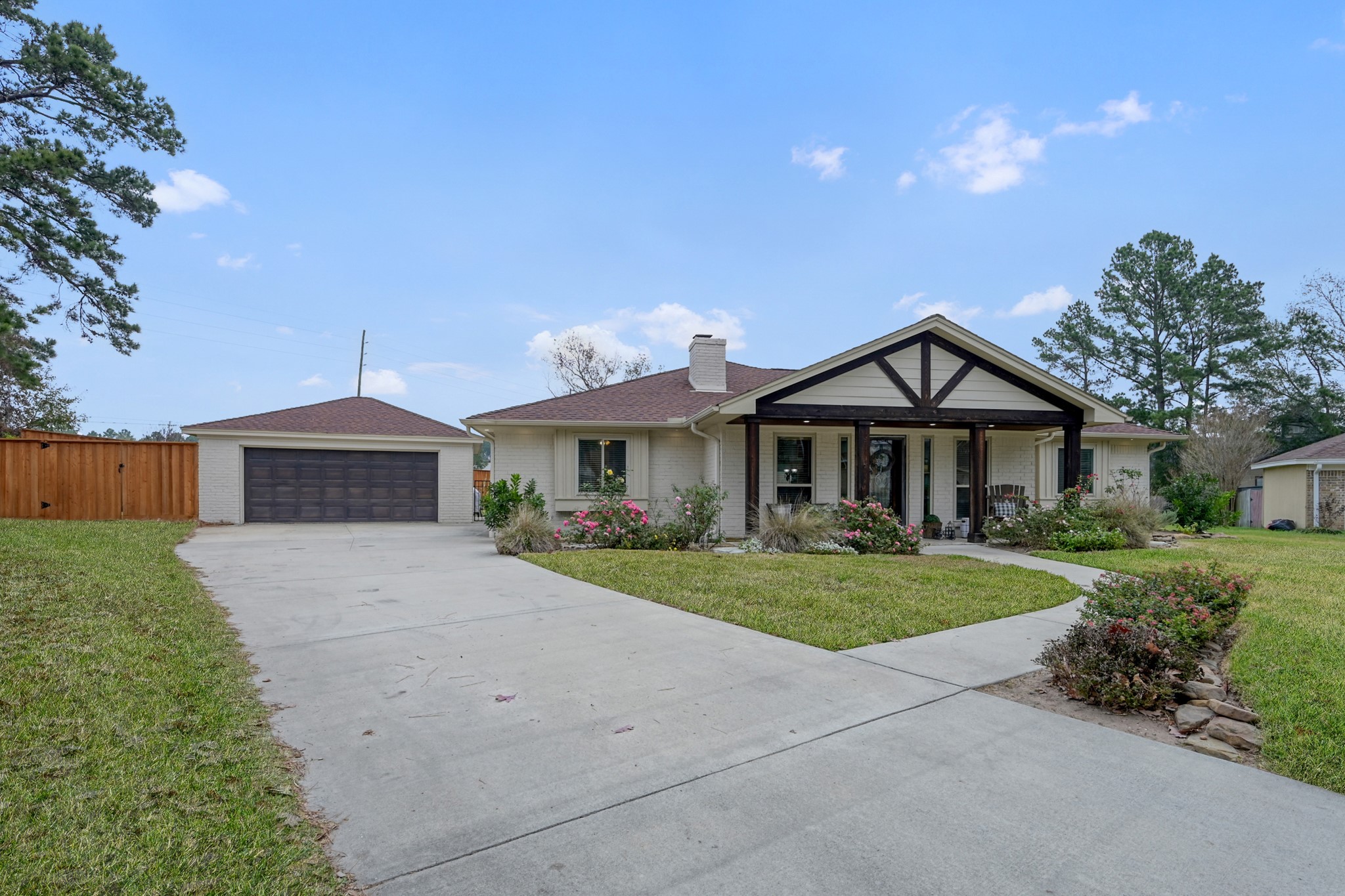 8 Cambridge Road Conroe, TX 77304 - Photo 3 of 44 a front view of a house with a yard and garage