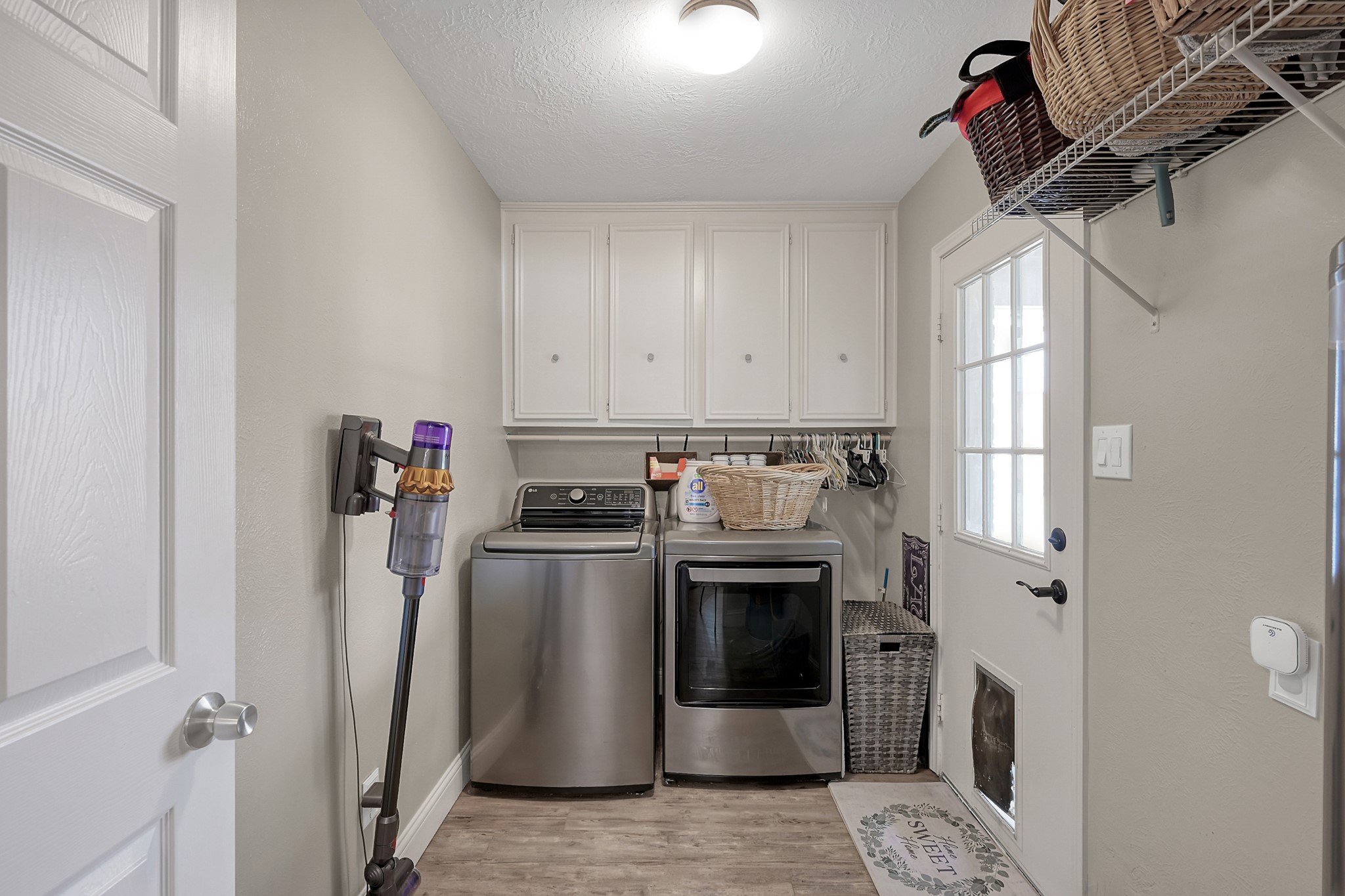 8 Cambridge Road Conroe, TX 77304 - Photo 32 of 44 a view of a livingroom with washer and dryer