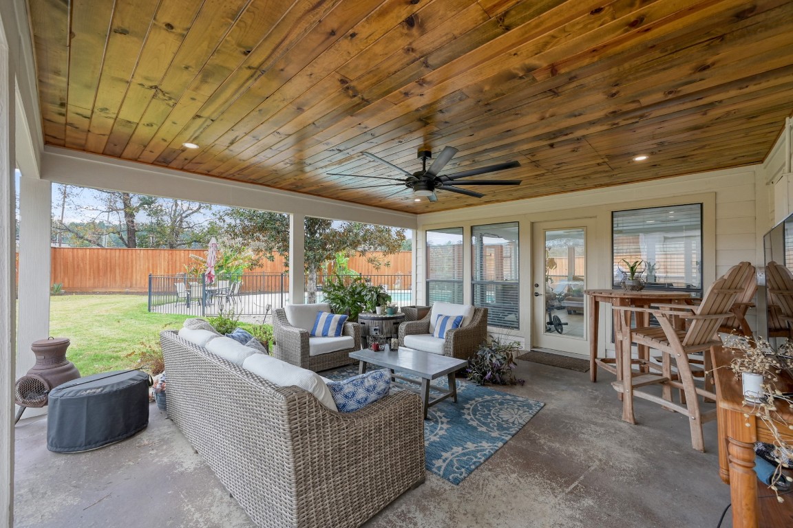 8 Cambridge Road Conroe, TX 77304 - Photo 33 of 44 a living room with furniture and a garden