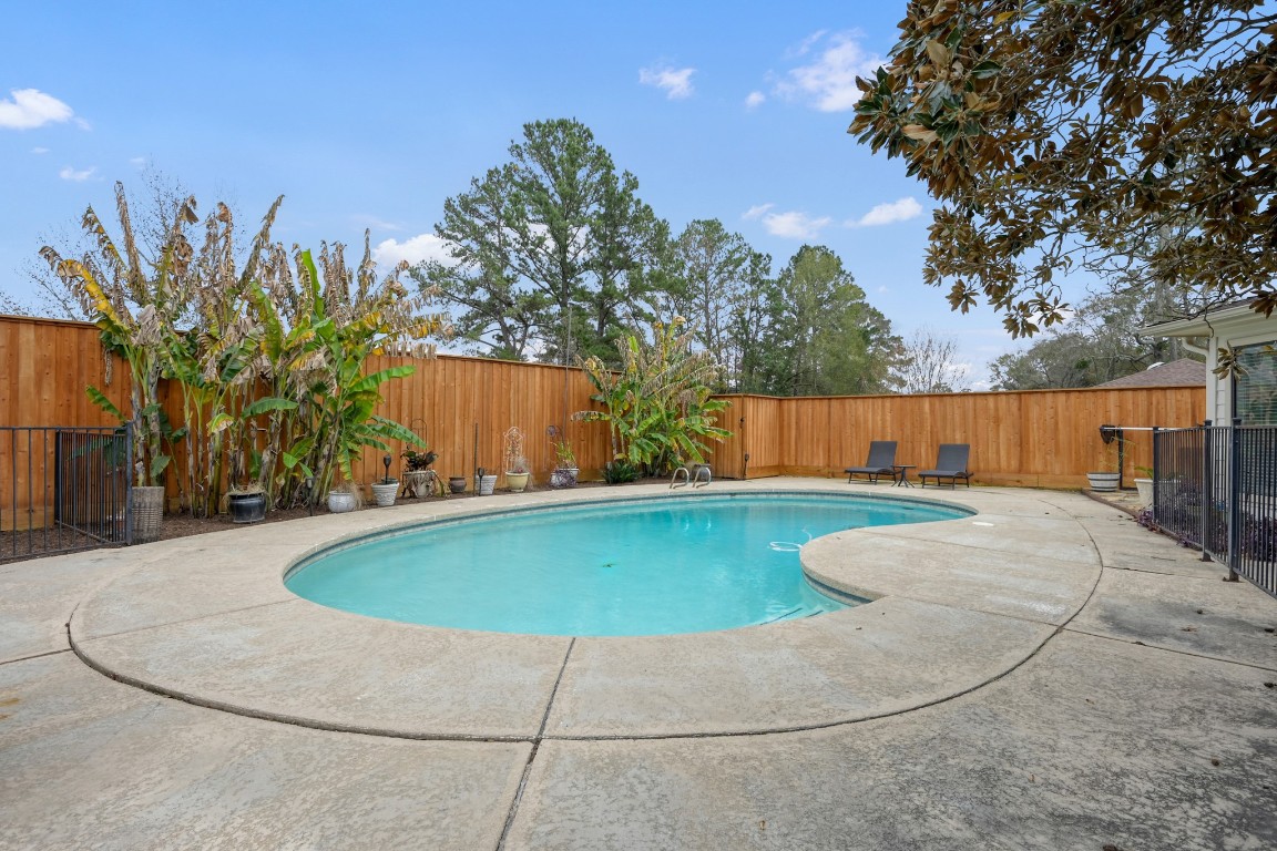 8 Cambridge Road Conroe, TX 77304 - Photo 34 of 44 a view of a backyard