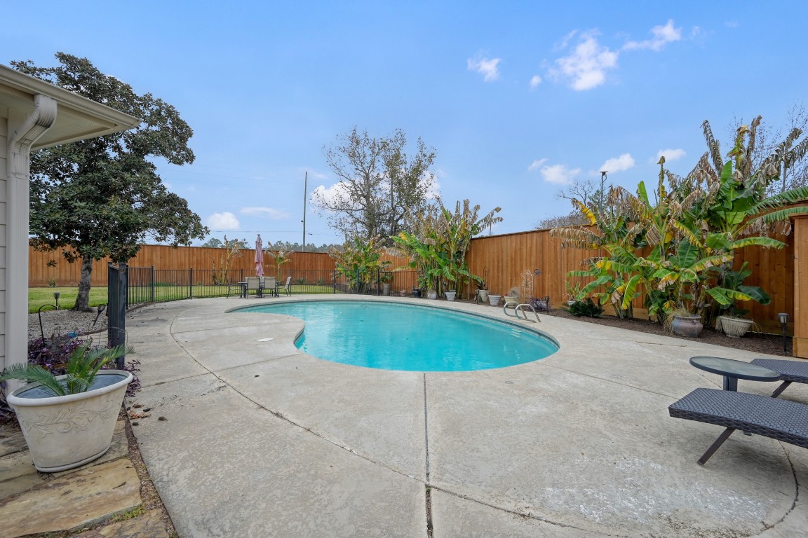 8 Cambridge Road Conroe, TX 77304 - Photo 35 of 44 a view of outdoor space and yard