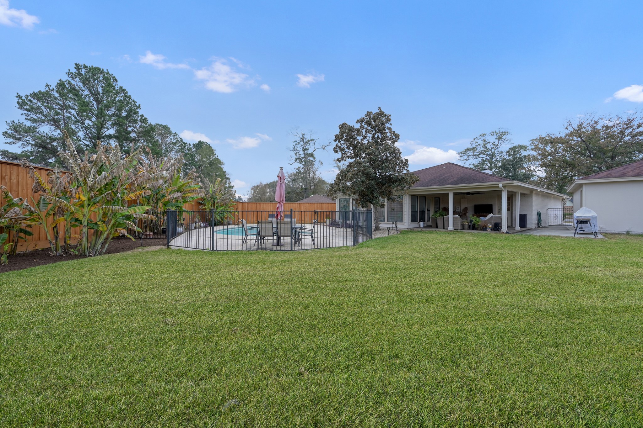 8 Cambridge Road Conroe, TX 77304 - Photo 38 of 44 a front view of house with yard and trees in the background
