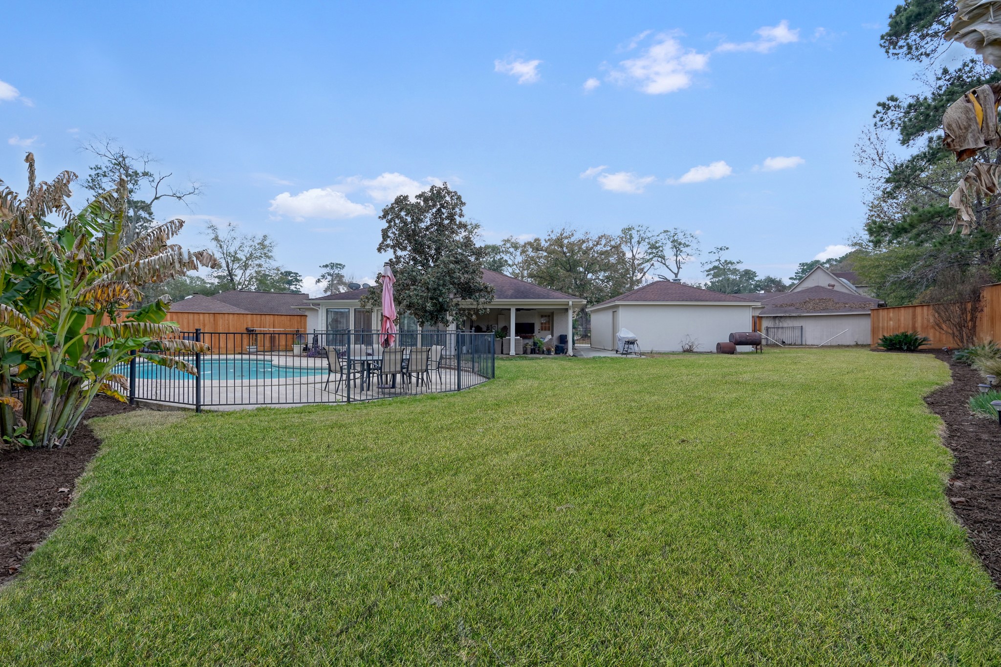 8 Cambridge Road Conroe, TX 77304 - Photo 39 of 44 a house view with a garden space