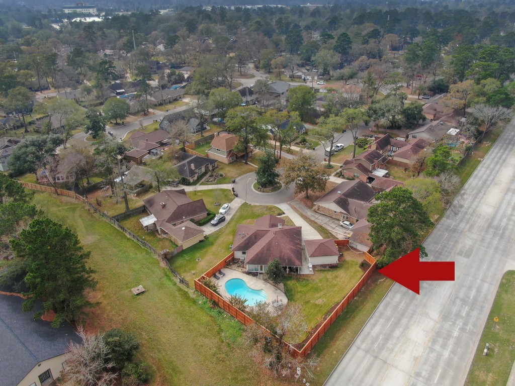 8 Cambridge Road Conroe, TX 77304 - Photo 42 of 44 an aerial view of residential houses with outdoor space