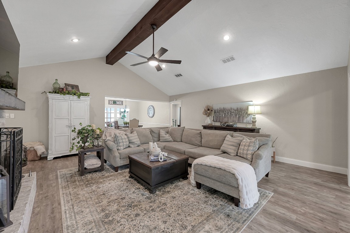 8 Cambridge Road Conroe, TX 77304 - Photo 6 of 44 a living room with furniture and a chandelier
