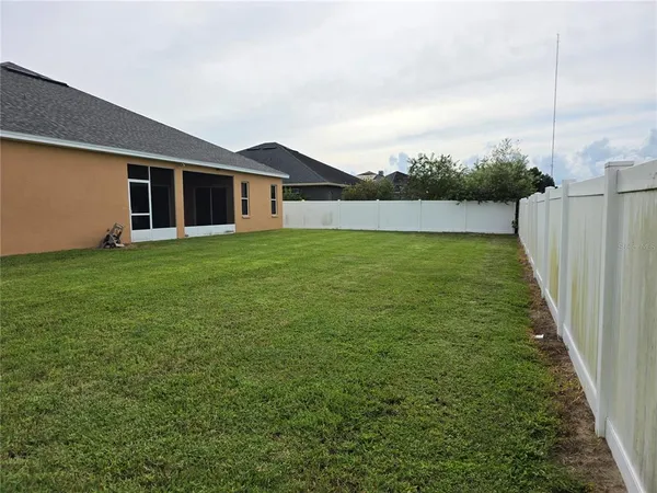 a view of a backyard