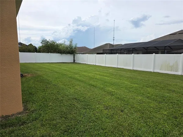 a view of a backyard