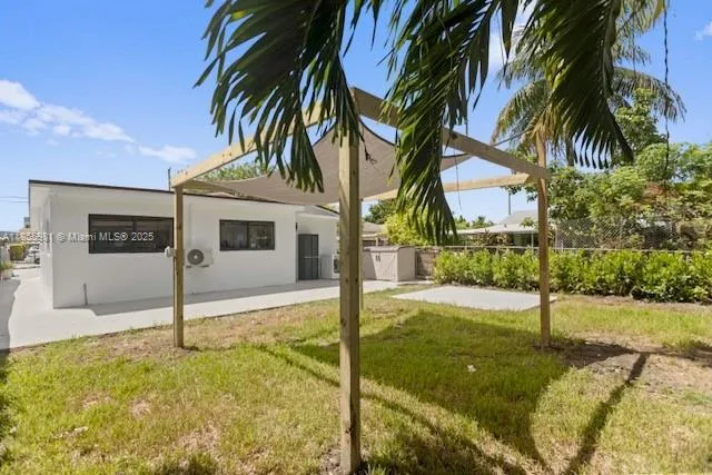 a view of a house with backyard