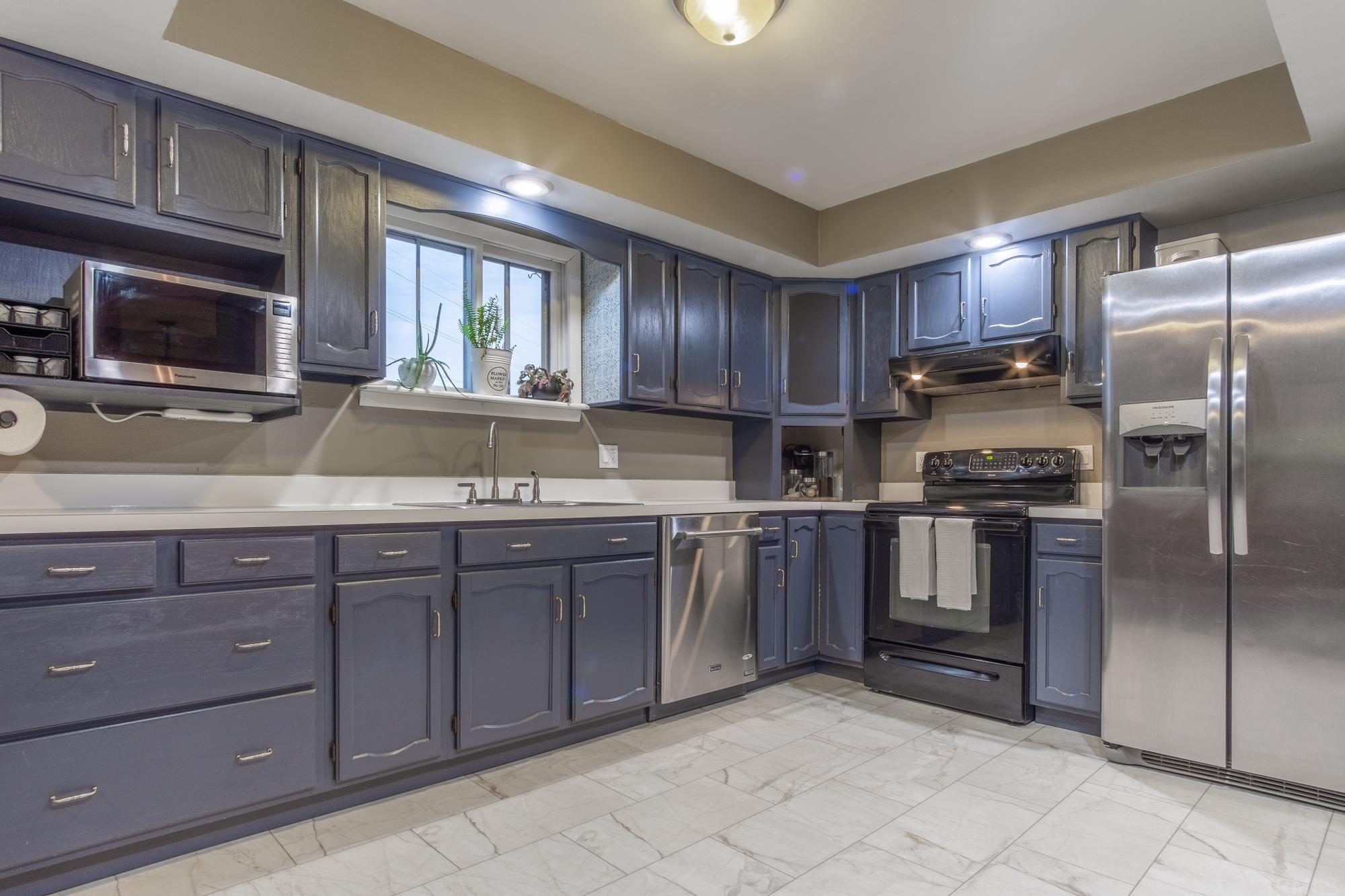 10155 Helena Drive Granger, IN 46530 - Photo 4 of 35