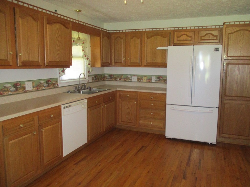 695 Adwolfe Road Marion, VA 24354 - Photo 3 of 21 Gallery Image 3