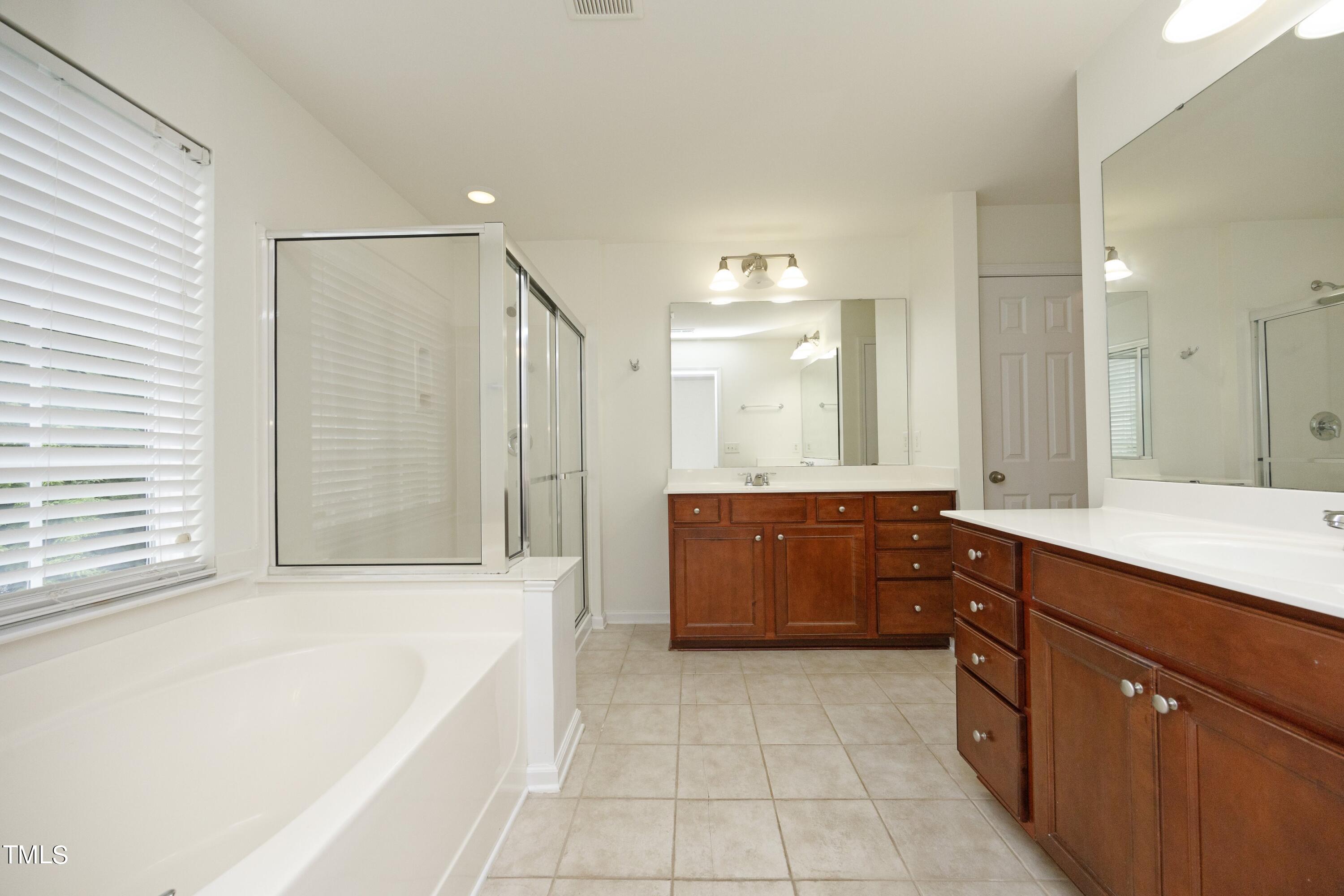 2502 Silverpalm Street Raleigh, NC 27612 - Photo 14 of 29 17PrimaryBath