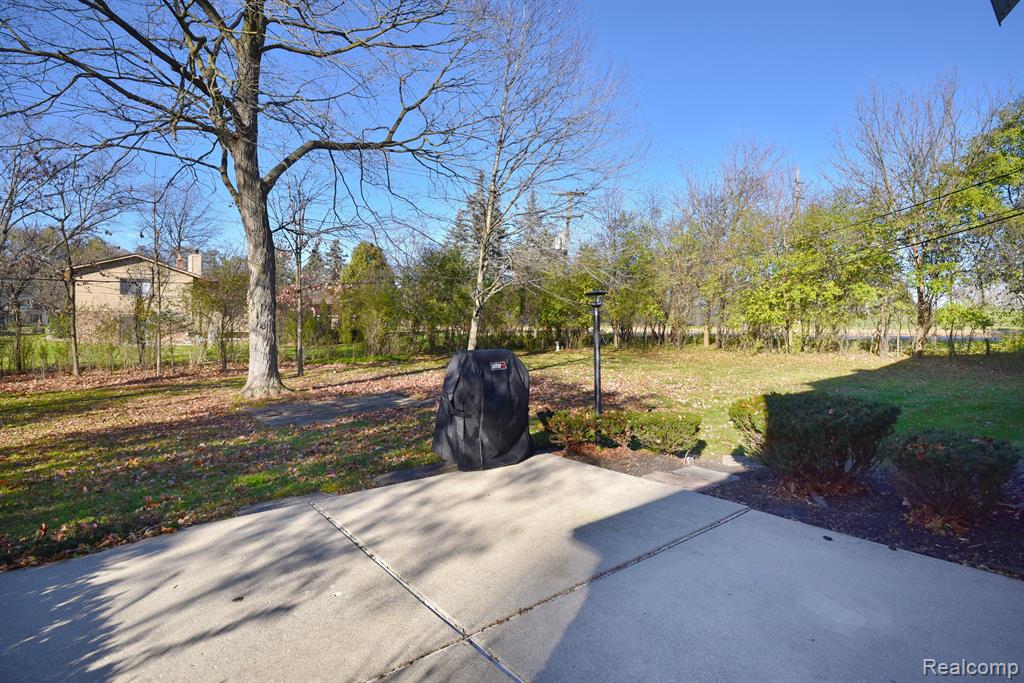 32855 Old Post Road Franklin, MI 48025 - Photo 29 of 36